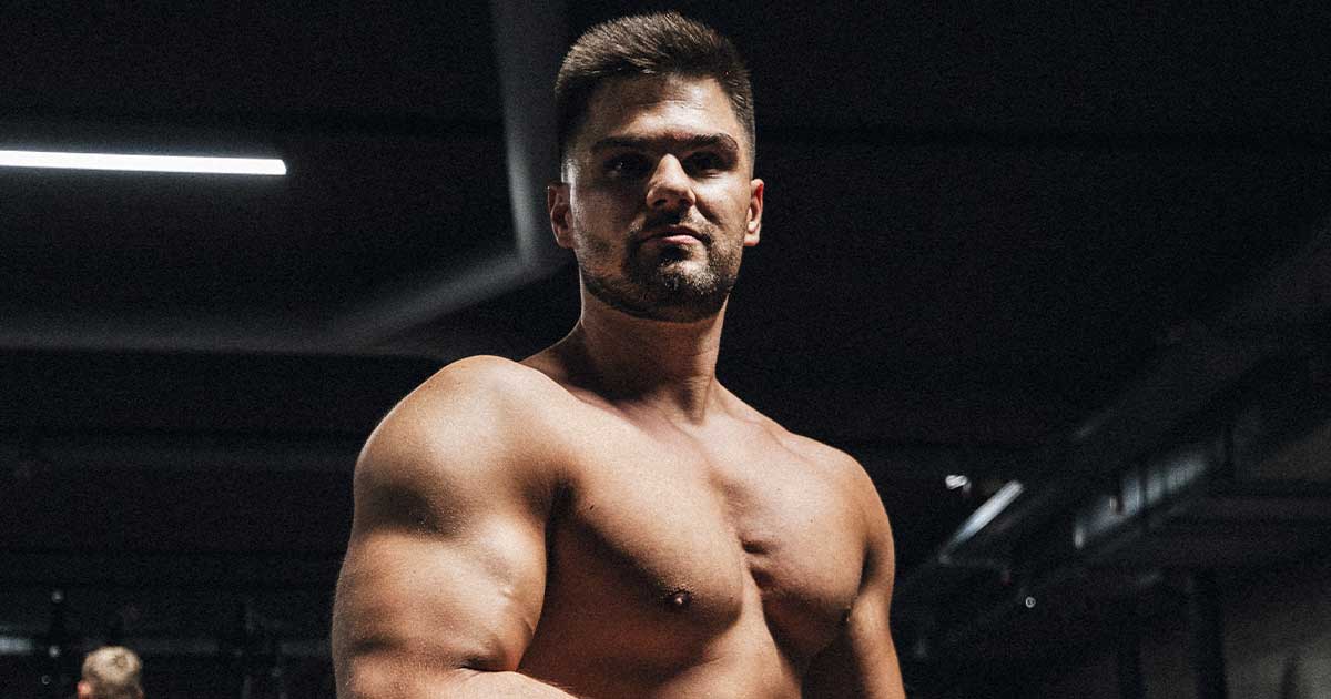 Closeup af Nderim som flekser